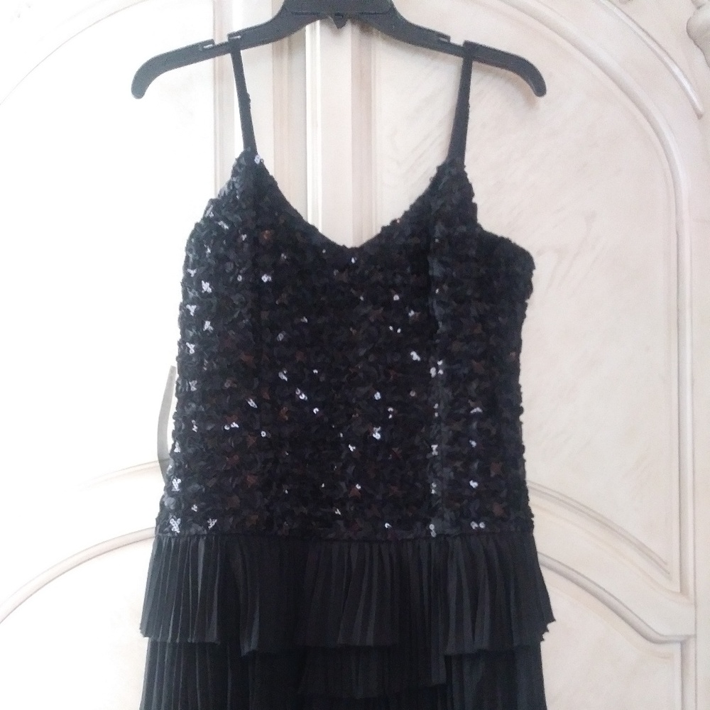 BEBE BLACK NEW RUFFLE DRESS IN MEDIUM